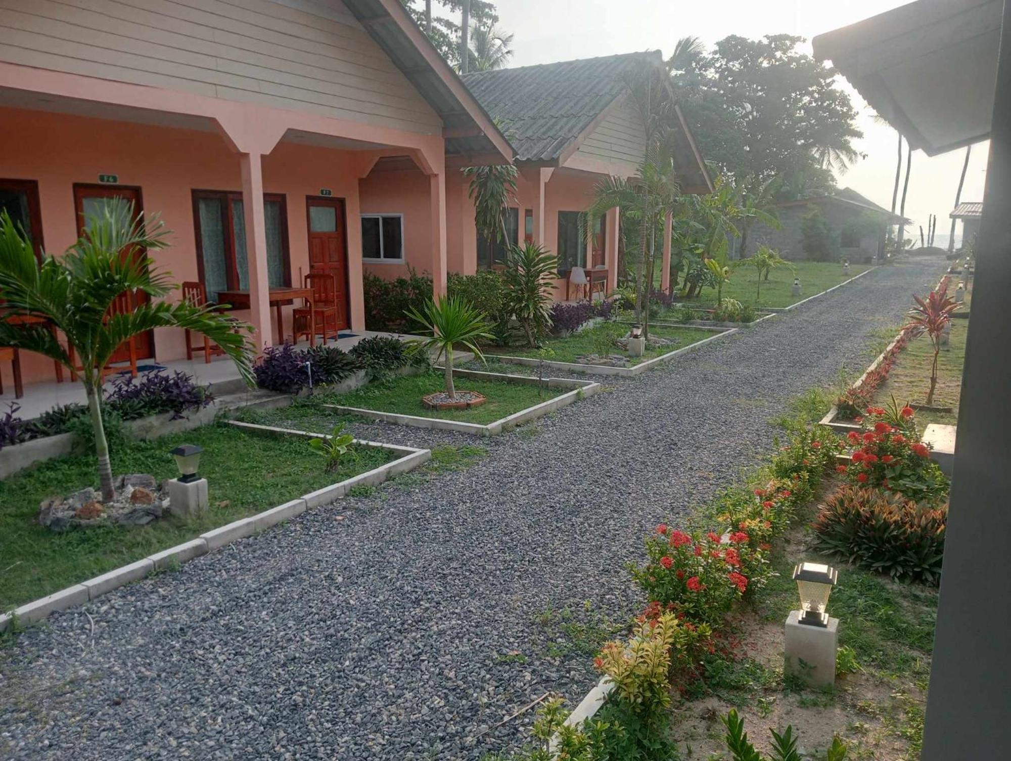 Scandinavian Beach Resort Ko Lanta エクステリア 写真